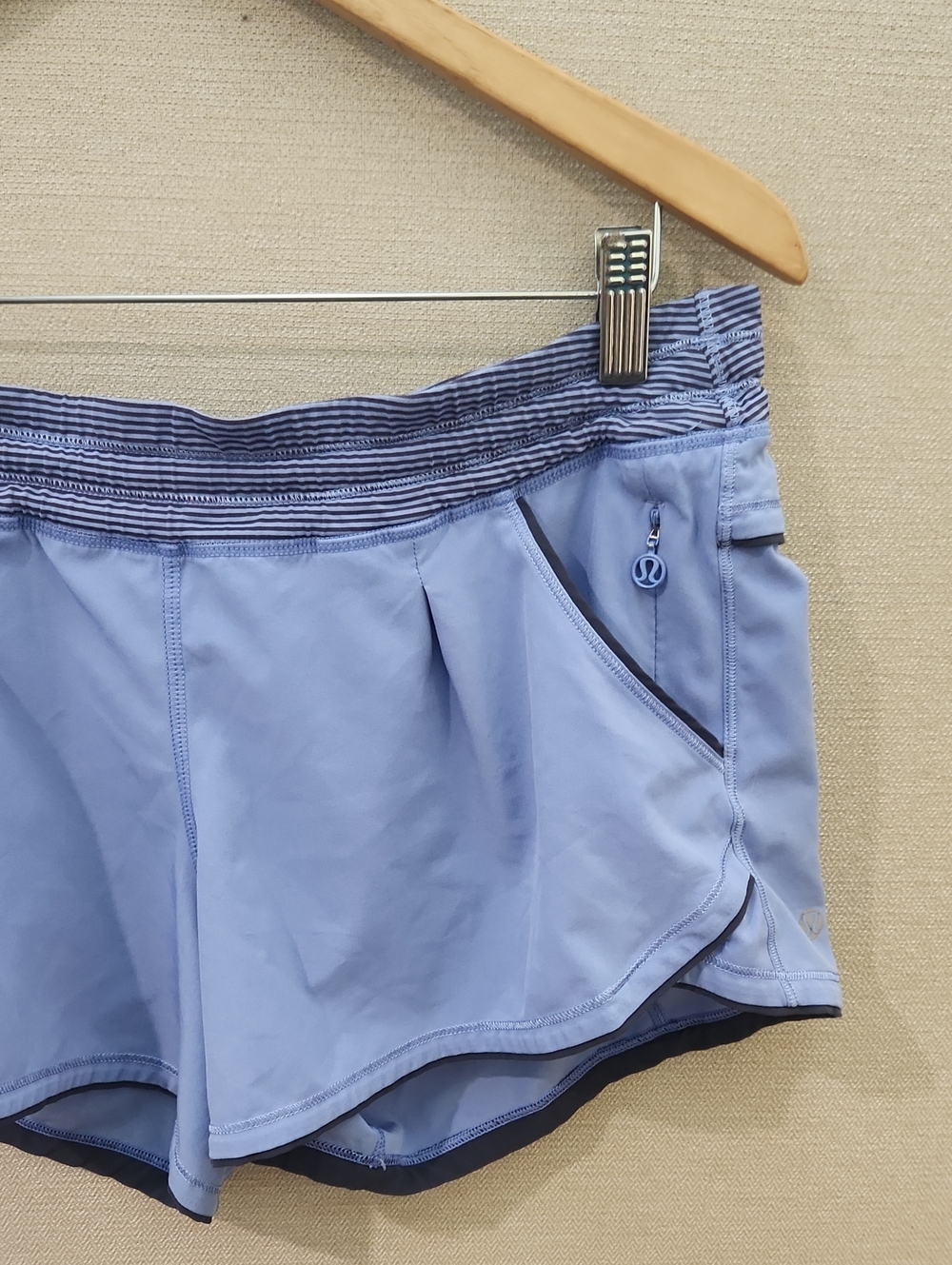 Lululemon Shorts Size 8 - Picture 3 of 16